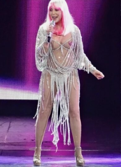 Шер, на минуточку, уже за 70... И она все туда же, удивляет поклонников своими откровенными сценическими нарядами.