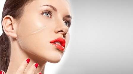 2. Шрамирование Некоторые представители африканских народностей и сегодня наносят на тело разнообразные узоры при помощи шрамирования. Мужчинам позволено это делать после достижения совершеннолетия во время церемонии инициации. Женщины же идут на этот шаг, чтобы быть более привлекательными.