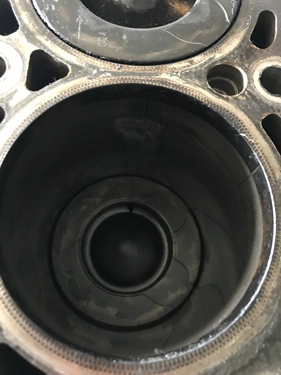 это первый цилиндр. видно маленькое отверстие с острыми краями в форме треугольника, так же есть задиры на стенке цилиндра.