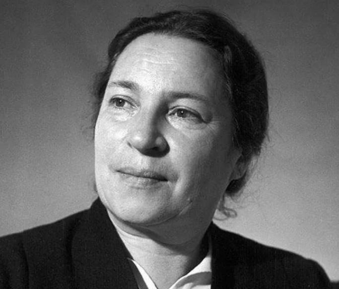 Стихи Агнии Барто одни из лучших детских стихотворений в ХХ веке вышли из-под пера Агнии Барто. Все ее стихи были направлены на школьников и дошкольников. При этом поэтесса крайне просто «разговаривала» со своими еще не взрослыми читателями на различные бытовые темы, но только в рифму. Это в свою очередь принесло ей признание, а стихотворения для детей Агнии Барто читаются крайне легко и просто запоминаются. Тематика стихотворений Агнии Барто, что в середине ХХ века, что сейчас, остаются крайне актуальными и современными. Некоторые из стихов очень похожи на сказки, что позволяет еще больше увлечь детей за таким часто нелюбимым для них занятием, как чтение.