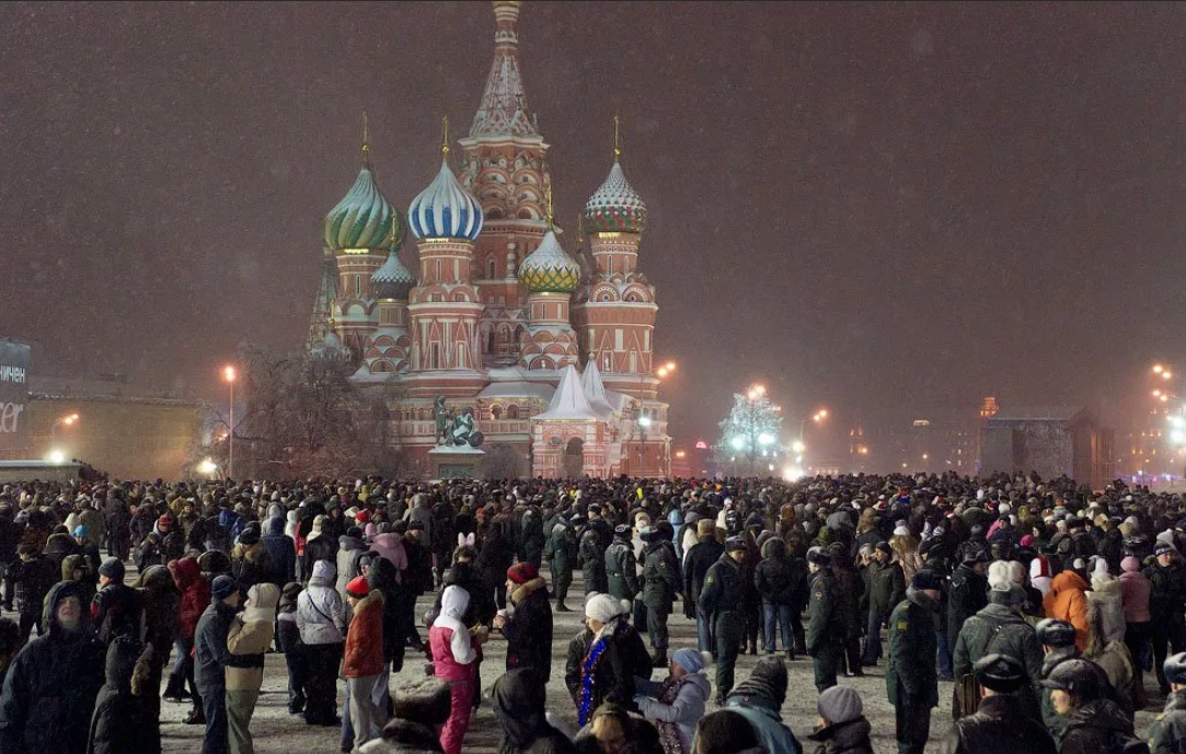 Население москвы 2024 численность населения. Толпа на красной площади. Москва люди. Толпа людей в Москве. Много людей на площади.