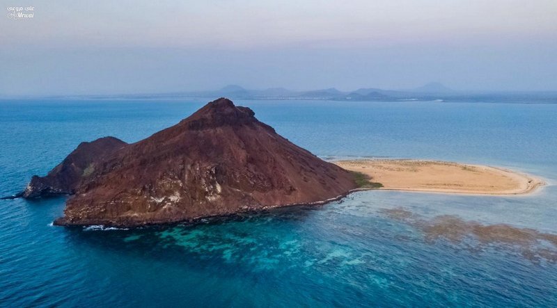 Остров Кудумбул, расположенный на западном побережье в округе Кумха является одним из живописных мест благодаря высокой горе, предающей острову особенную красоту. На острове останавливаются перелётные соколы, вероятно избирая остров ввиду его удалённости и безлюдности, ибо его не посещает никто кроме туристов и рыбаков. 
В настоящее время на остров организуются морские экскурсии. Фотограф Али Мурайи запечатлел в прошлый четверг виды на остров с воздуха в лучах заката. 