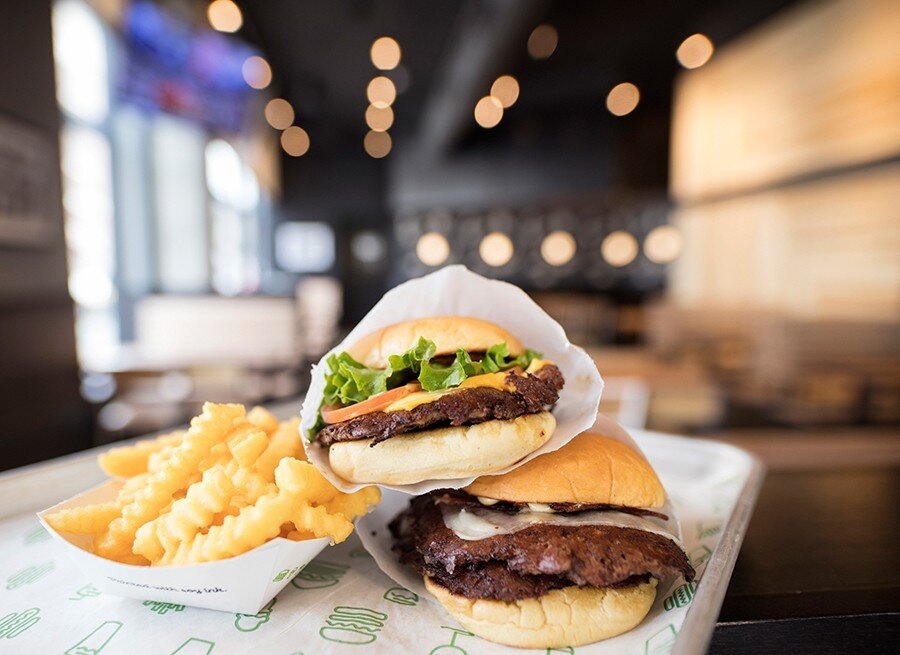 Шейк шак. Shake Shack Америка. Shake Shack в Москве. Американская сеть бургерных. Shake Shack в Лондоне.