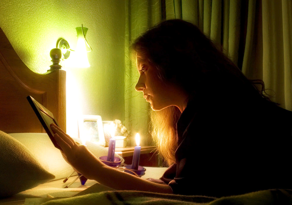 3 занятия вечером. комната со столом ночью. кафе на природе. чтение в темноте. еда в одиночестве.