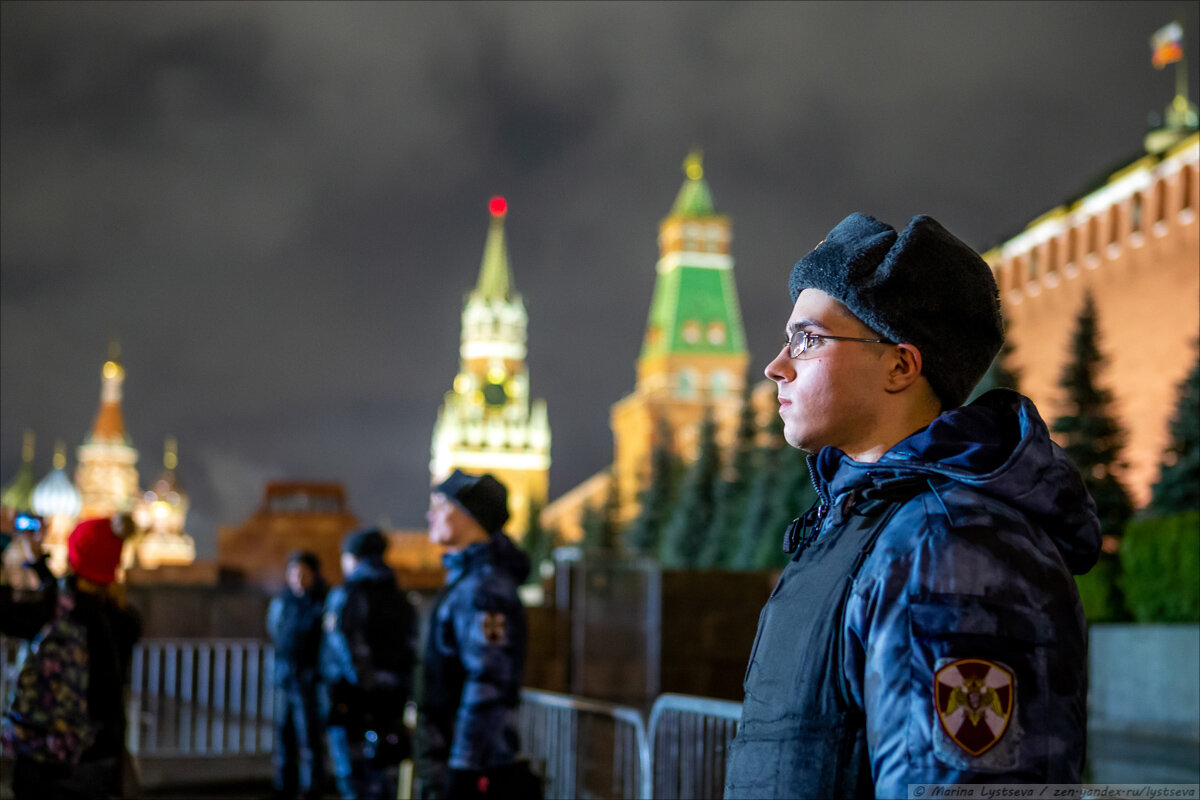 Актуальная москва. Красная площадь 2022. Патруль на красной площади. Красная площадь новый год 2022. Красная площадь фото 2022.