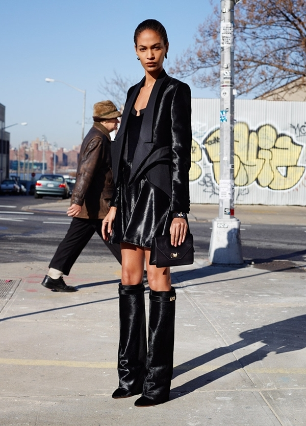 Сапоги трубы стрит стайл. Модные образы с сапогами трубами. Сапоги с широким голенищем образы. Сапоги казаки street style 2020. Высокие сапоги с широким голенищем.