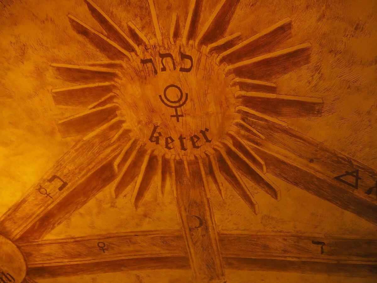 Потолок бара расписан с традиционных еврейских мотивах, что создает неописуемый колорит.