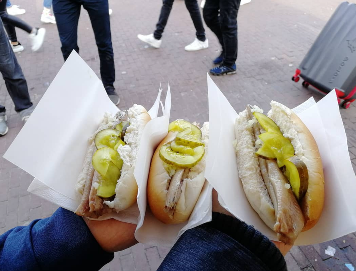 Это настолько вкусно, что иногда мы покупаем три «хот-дога» с селедкой на двоих.