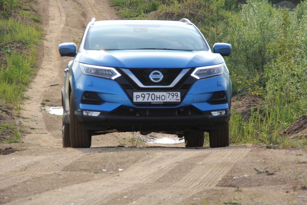 Nissan Qashqai с 2-литровым 144-сильным мотором удивил дорожным просветом.