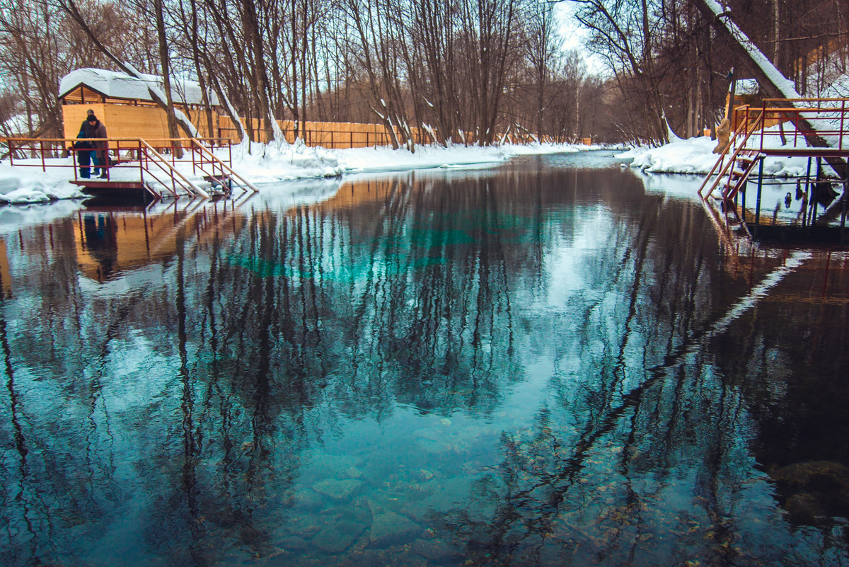 Голубое озеро зимой.
