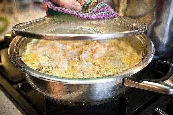 Минтай под чесночно-сметанным соусом
