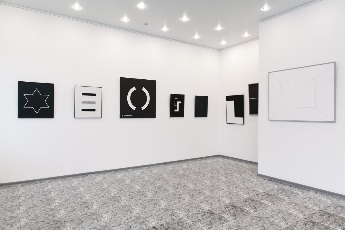 Экспозиция выставки в пространстве DiDi Gallery