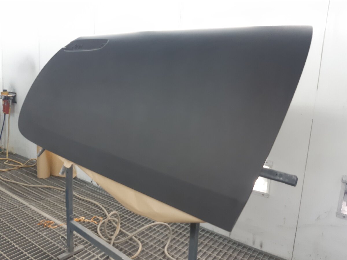 Дверь от Rolls Royce Wraith в покрасочной камере Ион Моторс