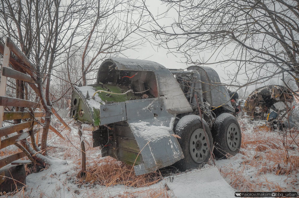 Обнаружил разорванный на куски АН-12 в поле у деревни! Залез в кабину, показываю фото изнутри