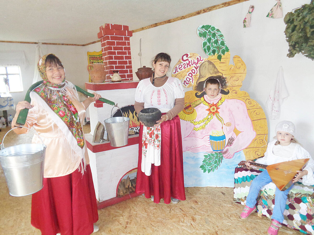 
В минуты отдыха Юлия Владимировна тоже вышивает. Это ее любимое занятие. Любит плавать в бассейне. Находит время и для своей любимицы кошки Кнопки. Выезжает с семьей на природу.
– Захожу поглубже в лес и обнимаюсь с деревьями, – рассказывает она. – Обожаю осенний лес: тихо кружат листочки, хрустят под ногами опавшие сухие веточки, смачно грибами пахнет. Поистине, природа – лекарь души.
А еще ее «маленькая слабость» – региональные туристско-событийные слеты, фестивали исторической реконструкции, выставки декоративно-прикладного творчества, мастер-классы по народным ремеслам, романовской игрушке.
– Я патриот Липецкого края, – говорит Юлия. – Поэтому хочу больше знать о регионе, его прошлом и настоящем. Это очень интересно.
У каждого из нас есть личностные установки, ценности, которых придерживаемся по жизни. Кредо доктора Лузиной: «Любить людей и помогать». Поистине, для настоящего врача медицина больше, чем профессия – это образ жизни.