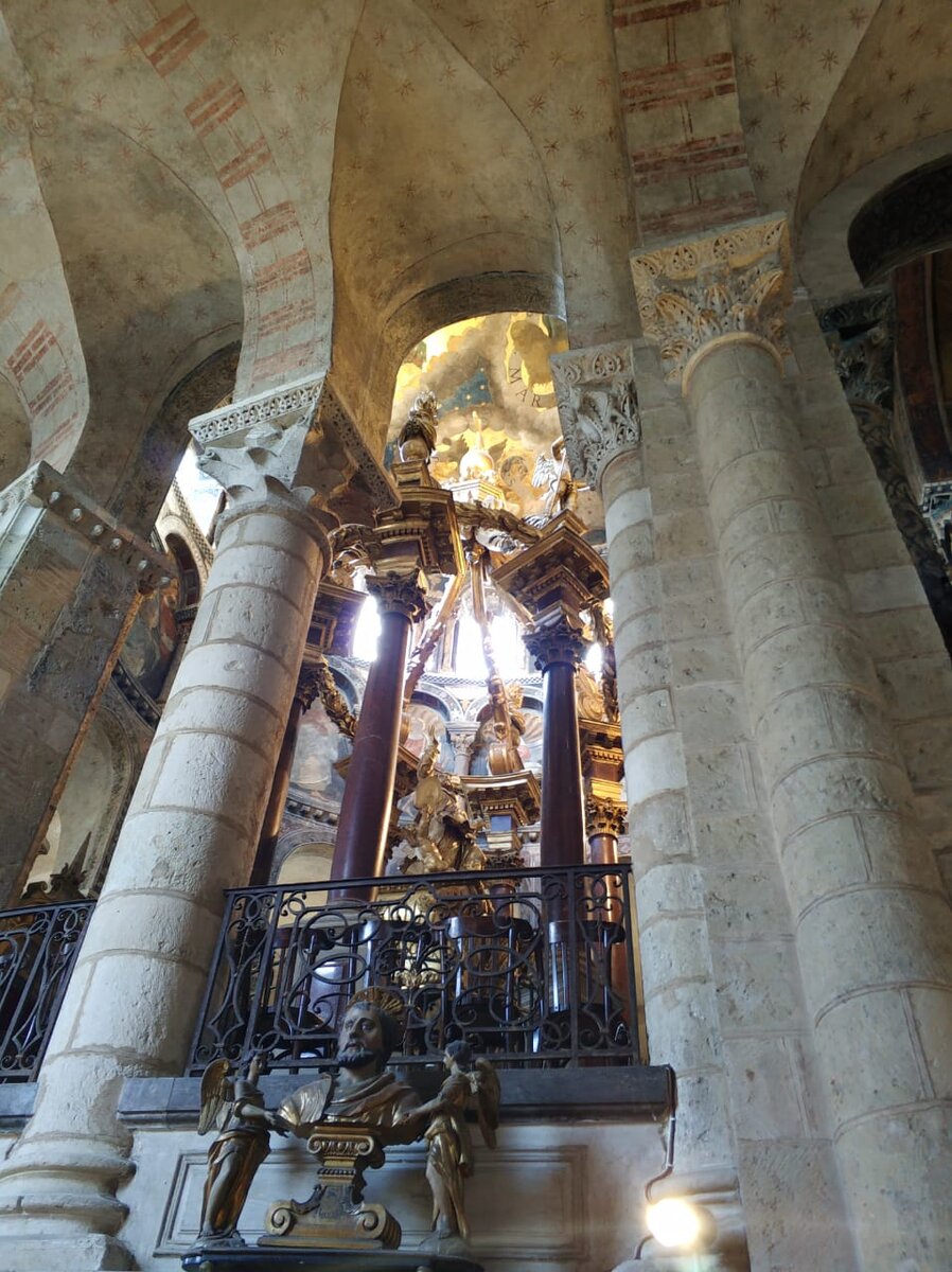 Алтарь церкви