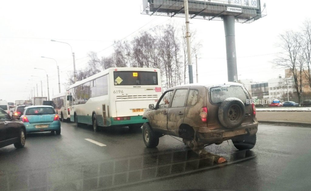 Можно ли ехать без. Машина с бревном вместо колеса. Нива с бревном вместо колеса. Машина едет без колеса. Дерево вместо колеса.