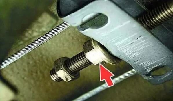 Вот эту гайку подтяжки ручника (она везде почти одинакова) трогать не стоило. Почему - рассказал ниже.