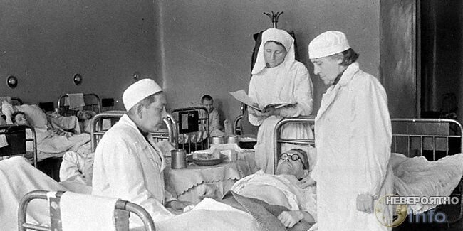 В преддверии нового 1960 года Москва оказалось под угрозой распространения смертоносного заболевания — оспы. В СССР заболевание побороли путем всеобщей вакцинации еще в 1936 году.  Врачи даже не думали, что оно может вернуться, и перестали брать его в расчет. Однако это все же случилось…  Индийские каникулы  Хрущевская оттепель приоткрыла железный занавес, и СССР стал активно контактировать с другими государствами. Одним из новых друзей страны Советов стала Индия. Именно туда 7 декабря 1959 года и отправился дважды лауреат Сталинской премии художник Кокорекин Алексей Алексеевич, специализировавшийся на создании пропагандистских плакатов. В ходе двухнедельного отпуска он осматривал достопримечательности экзотической Индии и даже побывал на похоронах брахмана.Сразу после возвращения в Москву у художника поднялась температура и начался сильный кашель. Больного госпитализировали в Боткинскую больницу, где ему поставили диагноз «грипп». На теле Кокорекина появилась сыпь, которую списали на аллергию от лекарств. Алексея Алексеевича положили в палату к больным гриппом.  На третий день стало понятно, что художник умирает, и к нему пустили родственников. Для того, чтобы все-таки определить заболевание, из Ленинграда прибыл известный академик медицины Николай Краевский. Но и он не поставил верный диагноз. Одна из медсестер робко заметила, что такие симптомы характерны для оспы, но слушать ее никто не стал. На носу был Новый год, и советские люди спешили на праздник, поэтому художника в спешке кремировали 31 декабря.  Оспа вернулась  Через две недели в уже наступившем 1960 году у некоторых пациентов Боткинской больницы появились такия же, как и у Кокорекина, лихорадка, кашель и сыпь. Материал, взятый с кожи одного из больных, отправили в НИИ вакцин и сывороток. 15 января 1960 года академик Морозов выявил в материале частицы вируса натуральной оспы.  Новость оперативно сообщили высшему руководству страны. Стало понятно, что Москва и весь Советский Союз находятся в шаге от эпидемии болезни, которую не лечат. Перед личным составом столичной милиции и КГБ поставили задачу в кратчайшие сроки выявить всех, с кем контактировал художник, начиная с момента его посадки на самолет в Индию. В группу риска попали пассажиры самолета, его экипаж, таможенники, коллеги, друзья, родственники.  Следствие даже установило, что перед тем, как вернуться домой, Кокорекин сутки провел с любовницей. Масштаб работы был огромен. Выяснили, что в течение нескольких недель больной контактировал с несколькими тысячами людей. Выявить всех было практически нереально.  Поиск зараженных  Медицинские работники сосредоточились на двух основных очагах эпидемии — Боткинская больница и семья художника. Известная на весь СССР московская больница была переведена на казарменное положение. В нее никого не впускали и никого не выпускали из нее. При этом персонал, больных и их родственников о причинах такого режима в известность не ставили.  Власти старались не допустить паники, и это давало результаты. В карантине находились несколько тысяч человек. В короткий срок определили, что в больнице оспой заразились 9 человек из персонала и три пациента. Среди родственников и друзей Кокорекина выявили семь инфицированных: вторая жена, а также первая, которая заразила своего мужа и сына; страховой агент художника и несколько его приятелей.  Всего Кокорекин заразил 19 человек, они в свою очередь инфицировали еще 23 человека, из которых несколько передали заболевание трем людям. Из 46 больных трое умерли.Масштаб работы  В эти критические дни московские врачи, сотрудники КГБ и милиции совершили подвиг. Они оперативно выявляли потенциальных больных и изолировали их от общества. Были проверены однокурсники и преподаватели дочери Алексея Кокорекина, найдены все 117 пациентов, которые были на приеме у обследовавшего художника терапевта.  Всего в карантин поместили более 9000 тысяч человек. Во время бесед с представителями органов потенциальные носители оспы выдавали имена любовников и собутыльников. Жена художника призналась, что сдала в комиссионку на перепродажу вещи, которые муж привез из Индии. Из-за дефицита одежда, которая могла заразить людей смертельным заболеванием, ушла мимо кассы. Спецы из КГБ, используя свой опыт и неограниченные возможности, сделали невозможное и вышли на покупателей.  В 1960 году все 7 миллионов жителей Москвы были вакцинированы. Привили в том числе и умирающих. Каждую неделю укол делали 1,5 млн человек, а проводили вакцинацию 10 тысяч прививочных бригад, в которые помимо врачей и фельдшеров входили студенты медицинских вузов. Через месяц вспышку оспы удалось погаси