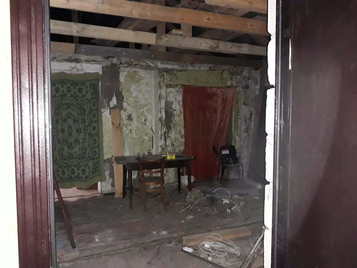 стропила бросила бригада, черепицу монтировал сам...