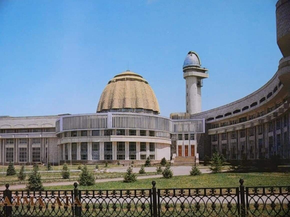 Дворец школьников. Архивное фото взято из группы Градоблог-Алматы