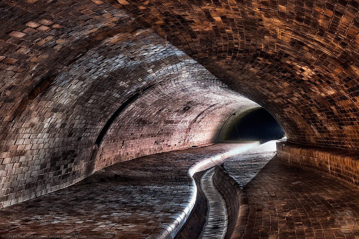 Underground storm. Подземные ручьи под землей. Набережная реки Гзень. Река Гзень Великий Новгород фото. Подземные ручьи питающие озеро.