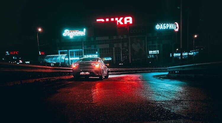 Когда ты на машине, при деньгах, Друзья тебя качают на руках. Когда ты покупаешь им вино, Они с тобой смеются заодно... Ты делаешь подарки, к ним спешишь, Волнуешься и дружбой дорожишь. Приходишь, помогаешь им в беде... Ты плачешь... А друзья сегодня где? Когда не на машине, а в долгах... Когда не над землею, а в ногах, Ты присмотрись, кто рядышком с тобой, Вот это друг подаренный судьбой. А те, кто хохотали в унисон, И тратили с тобою миллион, Сегодня будут также хохотать, С твоим врагом тебя же обсуждать... У радости всегда друзей полно, Но в тот момент, когда в душе темно, Из десяти останется один, Кто рядышком без выгодных причин, А потому что в нем душа живёт, Которая без слов тебя поймёт. А остальных отшей, ведь их душа... Не стоит, к сожалению, ни гроша. Не трать себя на всех, а посмотри, В ком солнце не снаружи, а внутри. Запомни - не бывает сто друзей, Но есть один, кто этих ста верней!