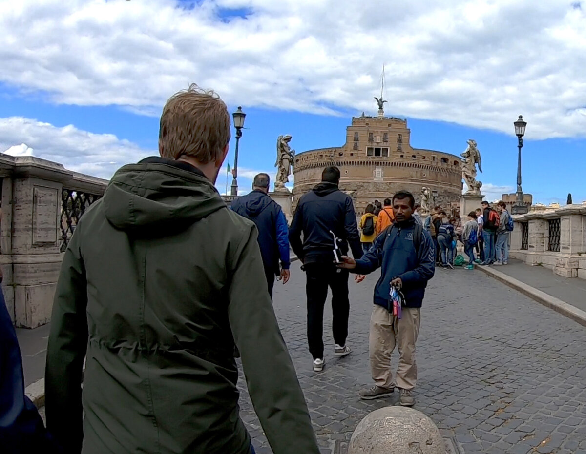 На улицах очень много предприимчивых ребят, которые торгуют мелочевкой