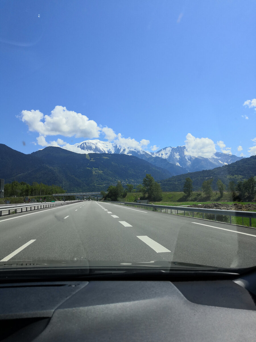 Подъезжаем к Шамони. Впереди заснеженный Монблан