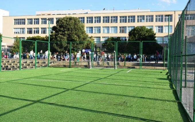 Фотоиллюстрация с болгарского сайта. Далеко не у всех на открытых площадках асфальтовое покрытие. И это радует :)