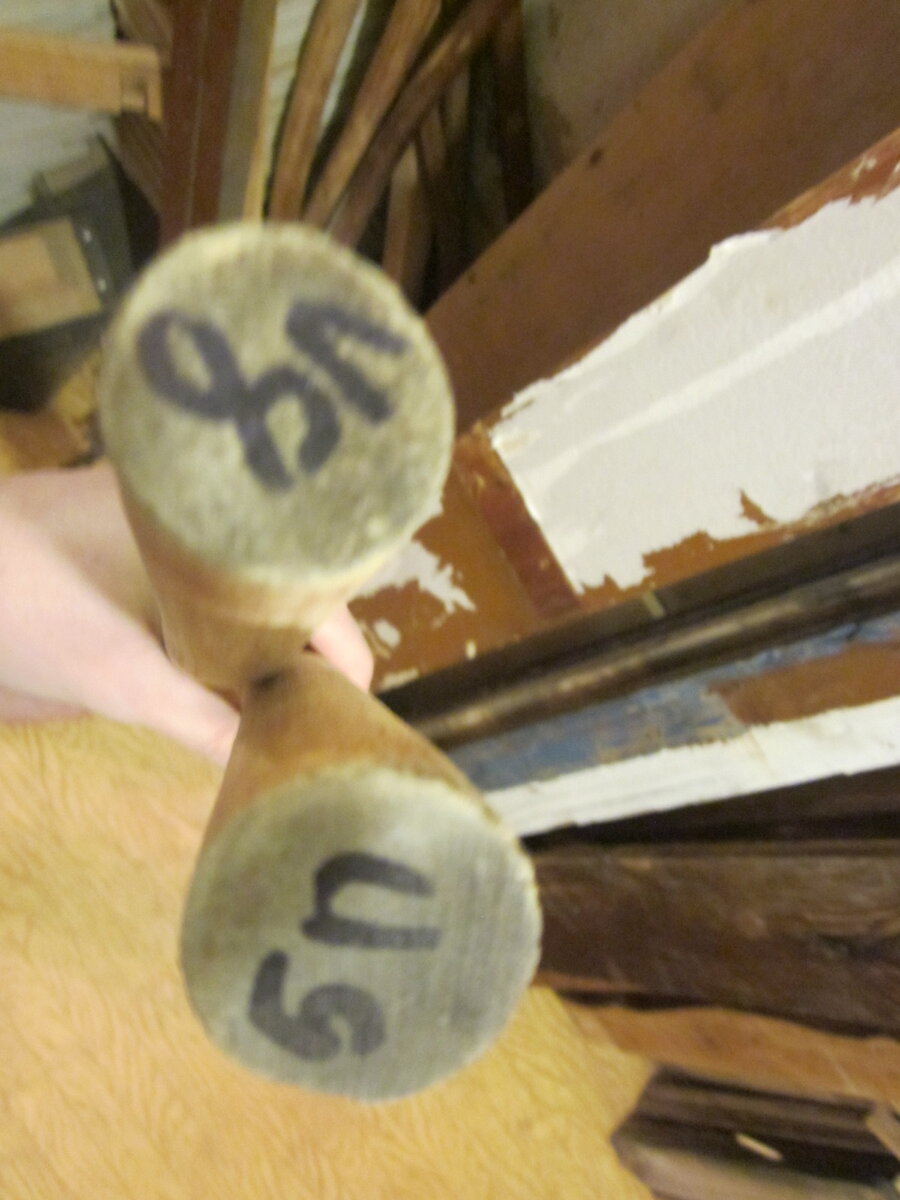 У меня в работе обычно несколько стульев сразу, поэтому подписываю детали номером и стороной ножки - левая или правая. С проножками также - левая, правая или средняя. 