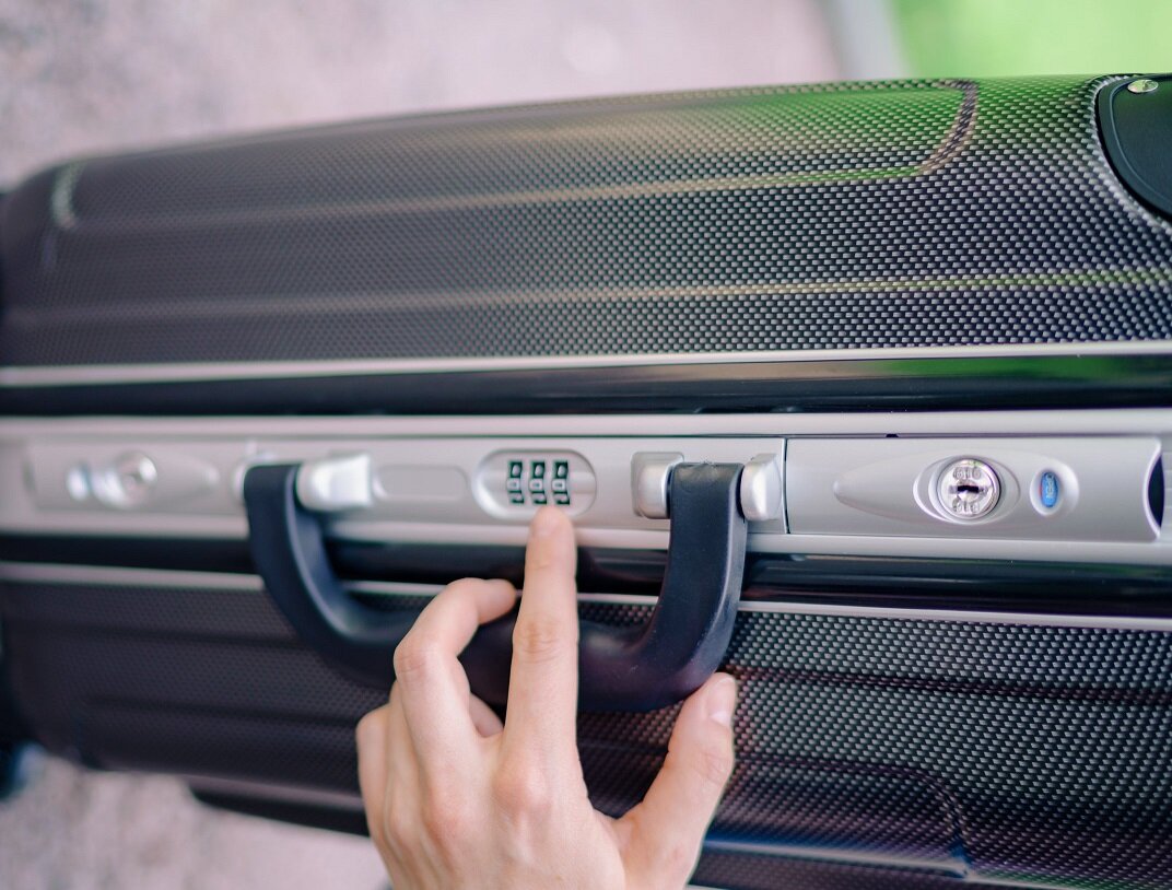 Подобрать код на чемодане