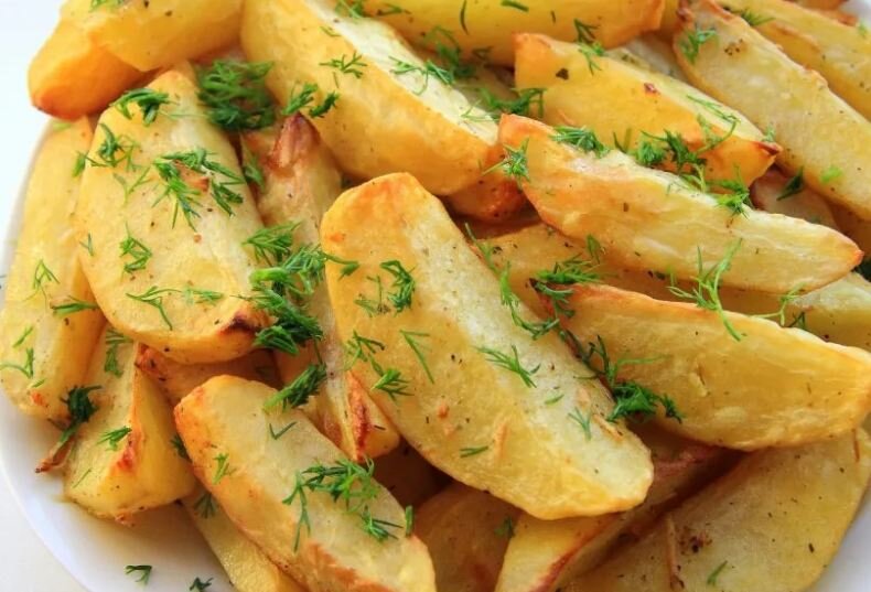 Жарим картошку в духовке: хрустящая корочка, мягкая серединка и ароматные травки