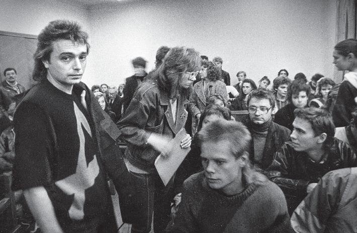 источник фото - http://900igr.net/kartinki/muzyka/Konstantin-Kinchev/014-Obvinenie.html