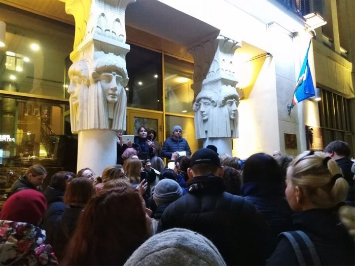 Фото: Facebook, у здания Представительства Республики Саха (Якутия) прошла массовая акция граждан, пришедших почтить память убитых в ППБЖ Якутска более двух сотен животных и потребовать от власти Якутии наказать виновных  
