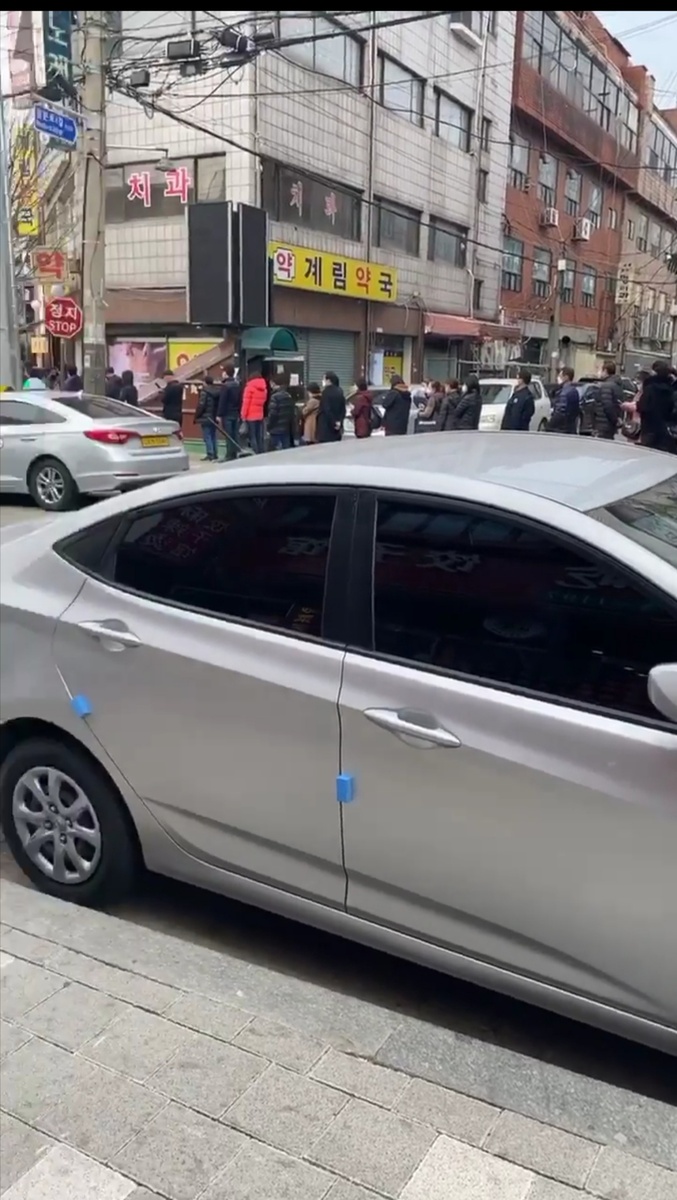 Очереди в аптеки за масками в Сеуле