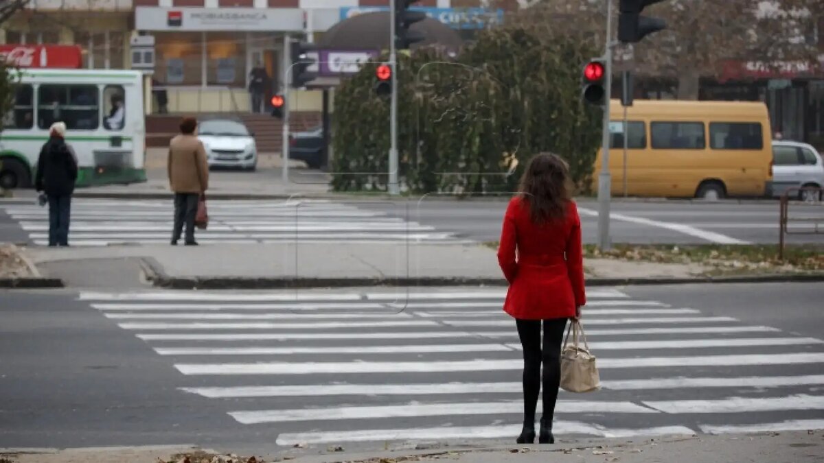 Переход на красный пешеход. Девушка на переходе. Девушка переходит дорогу. Светофор для людей. Девушка светофор.
