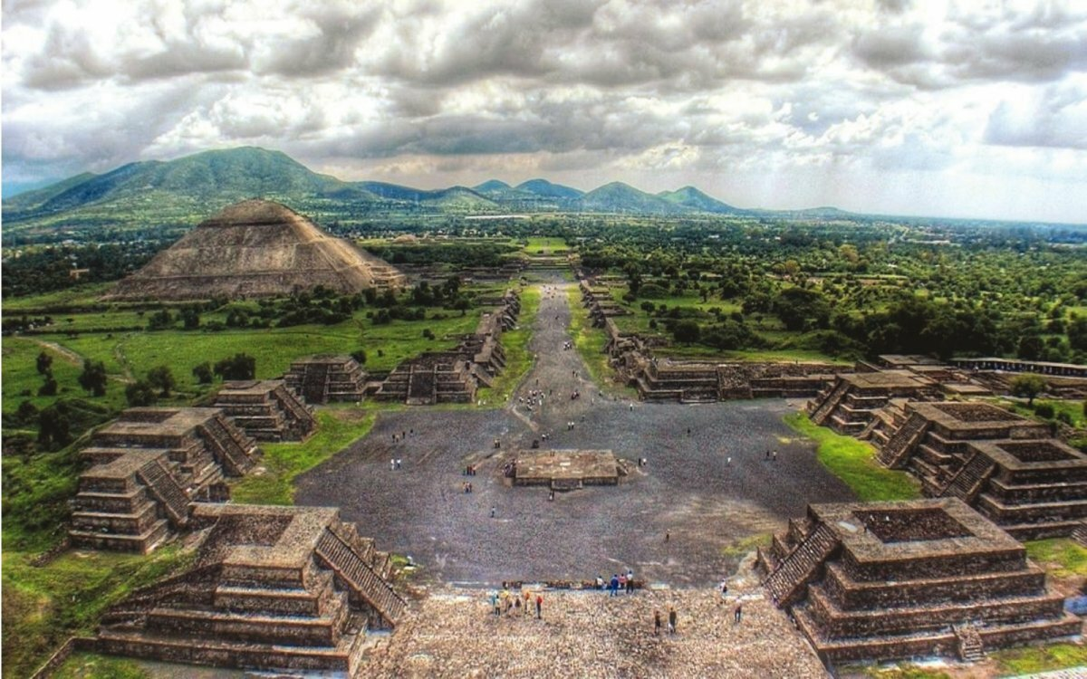 Мексика пирамиды Теотиуакана. Пирамиды в Мехико Теотиуакан. Теотиуакан город богов Мексика. Пирамида солнца Мехико.