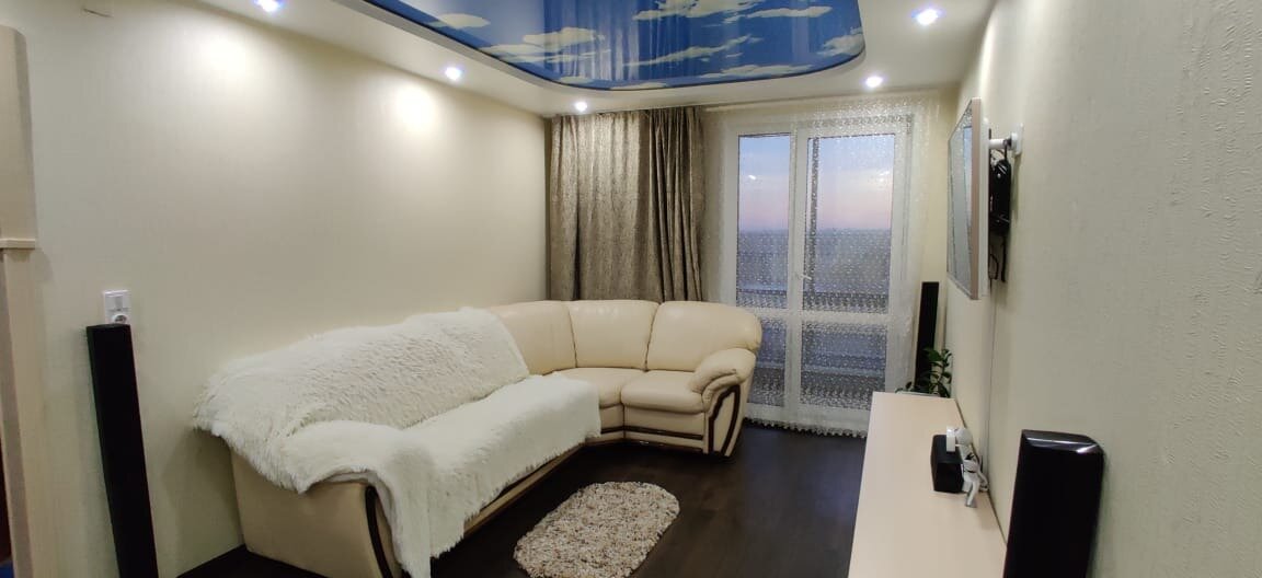 Для постоянного использования как  спального место не практично; маленькое спальное место; неудобно расскладывать;  пространство в комнате занимает много; спустя год в местах частого соприкосновения экокожа стала шелушится и разлетаться по всей квартире маленькими кусочками; механизм раскладывания тоже начал сыпаться. Вывод очень дорого для дивана на пару лет.