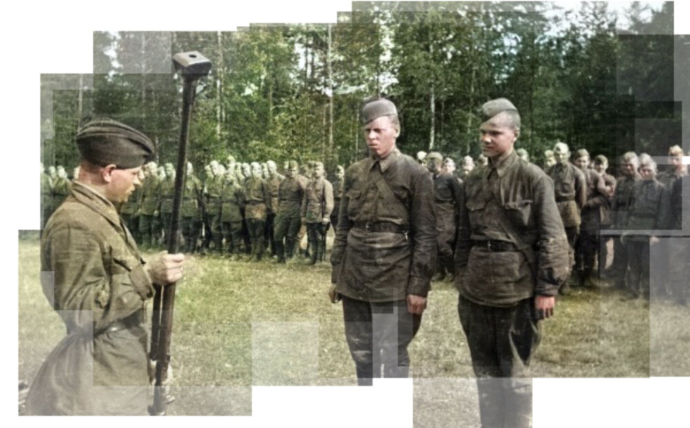 Командир вручает солдатам противотанковое ружье. 1942 г. Автор: Владимир Гальперин. Фото: visualrian.ru. Фотография использована в качестве иллюстрации.