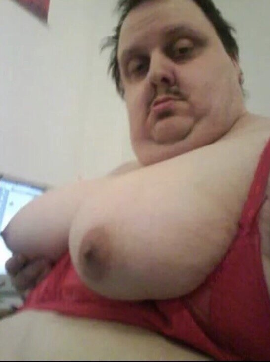 Миф 1. Мужчины не плачут
«Миф первый: мужчина не плачет, а если и плачет, то это уже не настоящий мужчина, а маменькин сынок. Подобные суждения – «эпик фейл». Нет ничего более искреннего и настоящего, чем плачущий мужчина. Женщины могут плакать по пустякам – от плохого настроения или сломанного ногтя. Если же плачет мужчина, то это действительно серьезно. Плач – это мощный антистресс. Есть мнение, что в слезах содержатся гормоны пролактин и кортизол, те самые гормоны стресса; их выведение во время плача мгновенно облегчает состояние», – поясняет эксперт.

Кстати, иногда «настоящему мужику» бывает полезно поплакать не с «пацанами в бане», жалуясь на жену, а вместе с ней.

Миф 2. Мужчины не следят за собой
Второе заблуждение гласит, что мужчинам плевать на то, как они выглядят.

«Это вообще неправда. Все зеркала и минимально отражающие поверхности – наши, особенно во время секса. Мы же все красавчики, и нам постоянно нужно в этом убеждаться. Даже дядя Митя из фильма «Любовь и голуби» – «на стиле», постоянно ходит в кадре франтом в хипстерской рубашке, пиджаке и кепке», – напоминает Евгений Фомин.

Миф 3. Мужчины обожают спорт
Третий миф: мужчины – фанаты любых видов спорта, и достаточно включить спортивный канал даже на керлинге, чтобы потерять своего мужика до финала Кубка Кубков. Совсем не так, поясняет собеседник «МИР 24». По его словам, существует немало мужчин, не признающих, например, футбол.

Миф 4. Мужчины не сплетничают
Еще одна мифологема гласит, что мужчины не любят сплетничать.

«Это правда. Каждый мужчина это подтвердит, а потом пойдет и обсудит это со всеми своими друзьями и малознакомыми людьми, включая таксиста. Мужчины любят сплетни, особенно в замкнутой мужской среде с алкоголем», – говорит психотерапевт.

Миф 5. Мужчины – грязнули
Кроме того, некоторые дамы считают себя образцом чистоплотности, а мужчин – грязнулями, но рискуют серьезно поплатиться за подобные предрассудки, столкнувшись с неиллюзорным занудством, до которого им самим далеко.

«Дескать, мы отбираем чистые носки по запаху из горы грязного белья и питаемся протухшими продуктами из холодильника. Это так, но в пределах пубертата. Взрослые мужчины – жуткие педанты и чистюли, причем, гораздо более требовательные в этом смысле, чем женщины. Если вы попадете домой к такому мужчине, даже на свидании, которое,  скорее всего, закончится сексом, вам будет указано, что разулись не там, ставите бокал с красным вином на белоснежную скатерть без специальной подставки. А когда начнете игриво срывать с него одежду, он будет незаметно и  аккуратно складывать ее, чтоб не помялась», – поясняет эксперт

Миф 6. Мужчины помешаны на сексе
Ну и, наконец, любимое женское заблуждение гласит, что мужики всегда думают о сексе и готовы переспать с любой желающей.

«Мол, если женщина влажно посмотрела на него немигающим взором, он готов. Это самое большое заблуждение. Во-первых, мужчина может не понять этот специальный взгляд – нам все нужно говорить напрямую. Если все же он понял намек, то подумает о том, здорова ли она. Кроме попы и груди, он посмотрит на ее зубы, состояние кожи, одежду (оценит бренды), волосы. Речь должна быть складной и в тему. Любая шероховатость в девушке может сбить боевой настрой. Ну и, конечно, наше, самцовое: нам нужно почувствовать завоевание и заслуженный трофей, а то «не заводит», – подытожил эксперт.