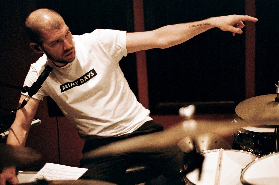 барабанщик машин. саша машин. барабанщик сергея трофимова. саша машин outsidethebox. барабанщик машин.