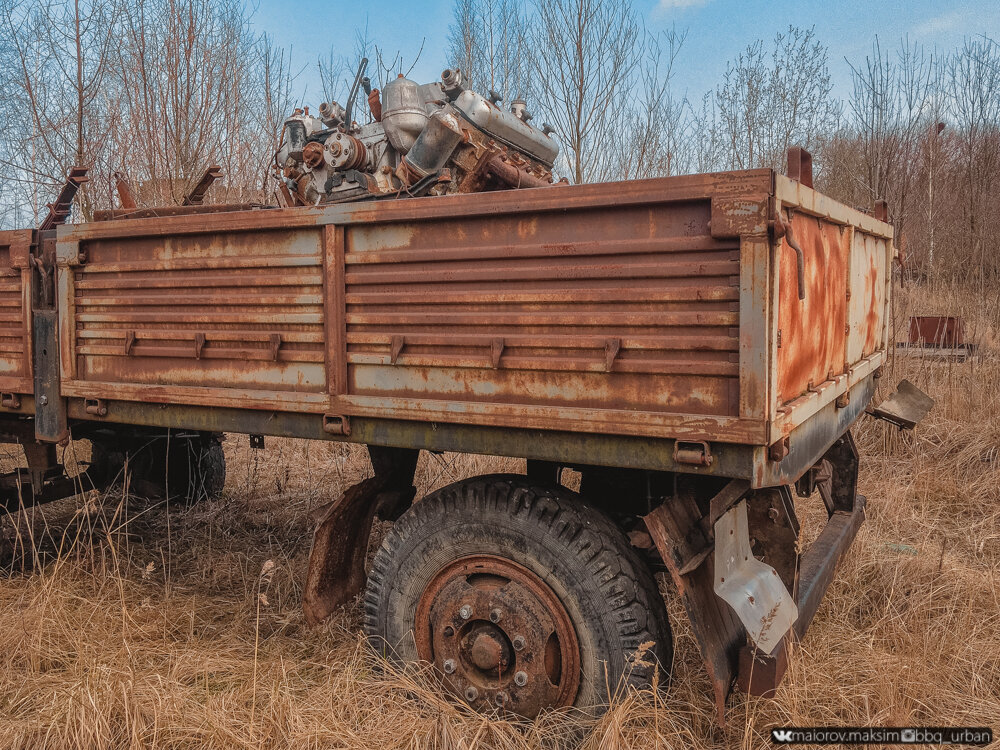 Подошел к брошенной технике на окраине закрытого завода. Хозяин нашелся мгновенно