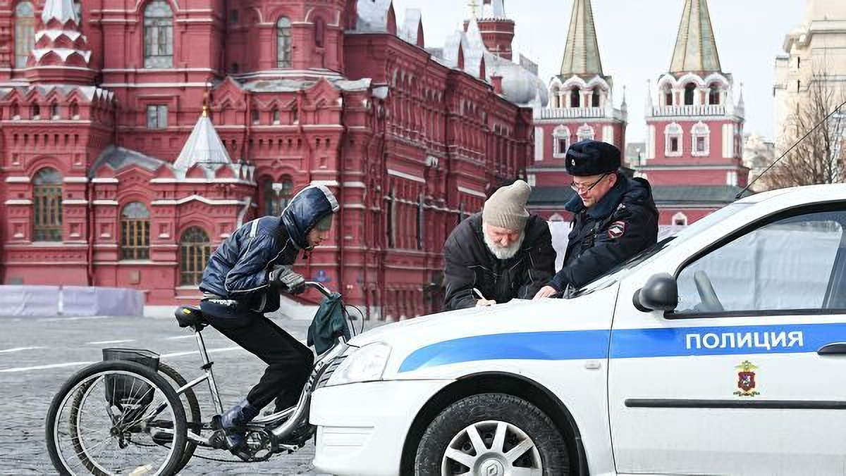 Сотрудники полиции выписывают штраф за нарушение режима самоизоляции. 
Яндекс картинки. 