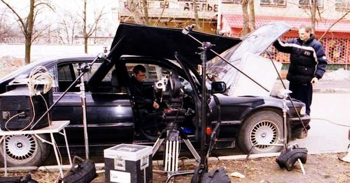 Самые основные 470 IL И 750 IL , одна из этих машин в 2007-2008 годах висела на авто.ру. Позже на капоте у неё появилась аэрография в виде обложки фильма.Это был личный автомобиль Максима Коновалова-героя Киллы. Купил он ёё уже после выхода фильма , его друг сделал ему подарок в виде аэрографии на капоте , так как был профессиональым малером .