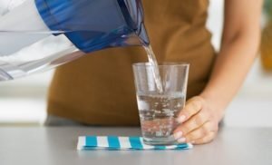 В случае пищевого отравления, жесткую диету необходимо соблюдать не меньше семи дней. В первый день следует направить усилия на борьбу с потерей жидкости в организме, восстановление таких важных элементов крови, как натрий, калий и хлор, предотвращение негативного воздействия токсинов и преизбыточной соляной кислоты на желудок.