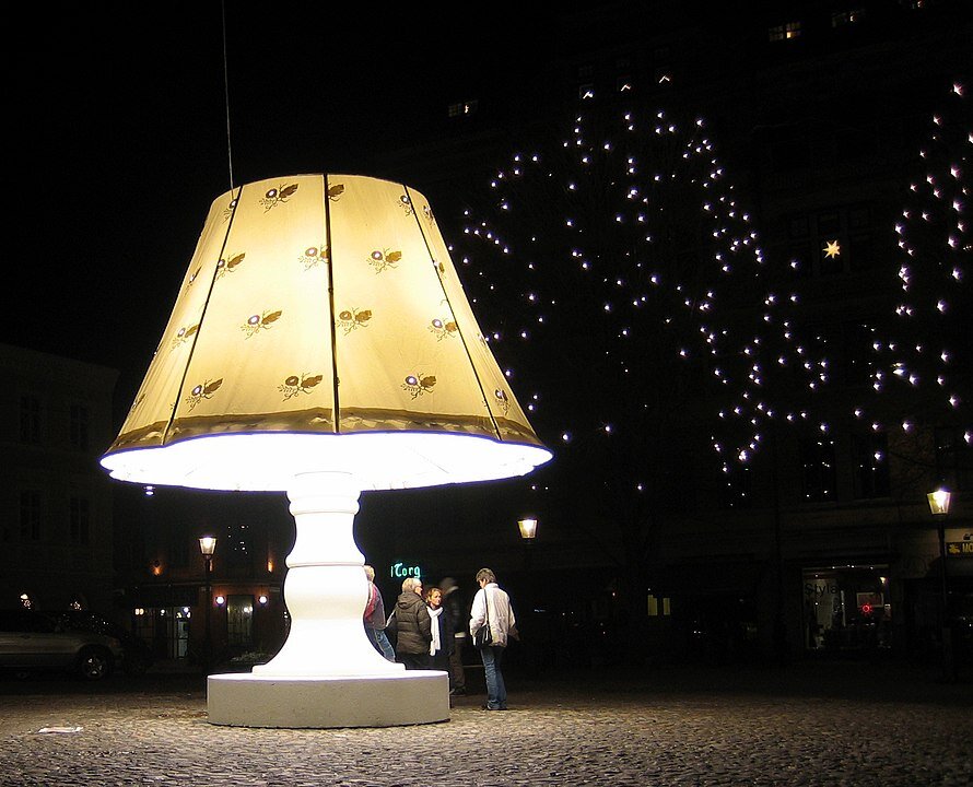 Гигантская говорящая лампа в Мальмё