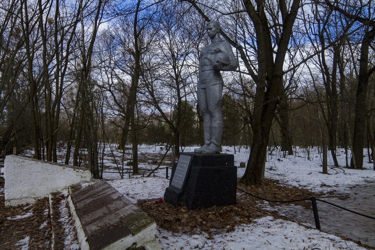 Заброшенные памятники солдатам ВОВ в Чернобыльской зоне отчуждения. Подборка фото