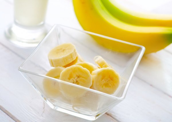 https://st.depositphotos.com/1030624/1683/i/950/depositphotos_16834091-stock-photo-milk-and-banana.jpg