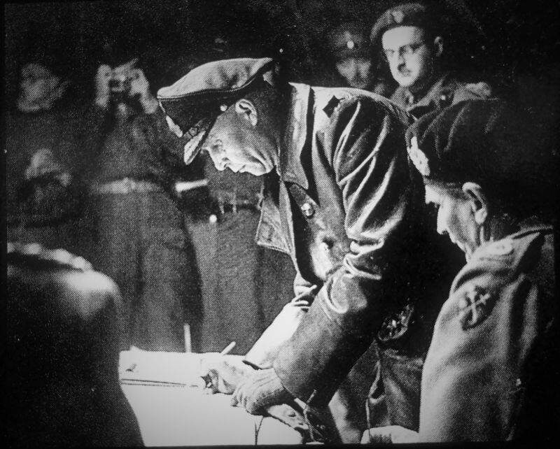 
Сдавшийся в плен 2 мая советским войскам вместе с офицерами своего штаба командир 56-го такового корпуса генерал Гельмут Вейдлинг (слева), последний назначенный лично Гитлером командующий обороной Берлина

Командующий германскими ВМС генерал-адмирал Ганс-Георг фон Фридебург подписывает акт о капитуляции немецких войск в северо-западной Германии, Дании и Нидерландах в штабе командующего 21-й группой армий союзников фельдмаршала Б. Монтгомери
Адмирал Фридебург по поручению Дёница 5 мая прибыл в Реймс, в штаб-квартиру Эйзенхауэра, чтобы решить вопрос о капитуляции вермахта на Западном фронте. 6 мая в штаб-квартиру Главного командования союзных сил были вызваны представители союзнических командований: члены советской миссии генерал Суслопаров и полковник Зенькович, также представитель Франции генерал Севез. Фридебург предложил представителю Эйзенхауэра генералу Смиту капитуляцию оставшихся германских войск на Западном фронте. Эйзенхауэр передал немецкой стороне, что возможна только общая капитуляция, включая соединения на Восточном фронте. При этом войска на Западе и Востоке должны были оставаться на своих позициях. Дёниц решил, что это неприемлемо и направил для дальнейших переговоров начальника оперативного штаба Йодля. Однако и тот не смог добиться уступок.
